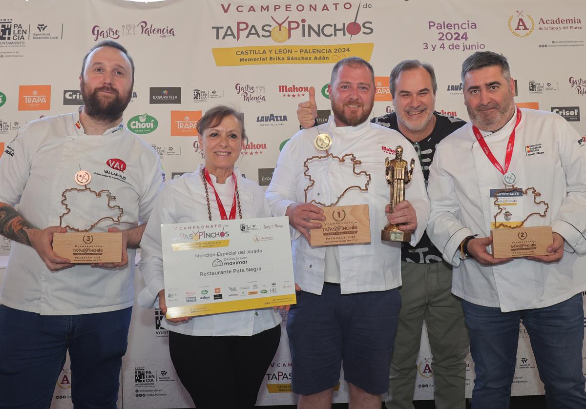 Los ganadores del V Campeonato de Tapas y Pinchos de Castilla y León posan con sus trofeos.