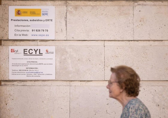 Una mujer pasa delante de la Oficina de Empleo de la calle Cadenas de San Gregorio de Valladolid.