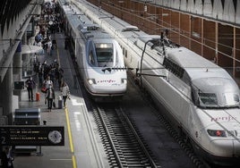 Estación de Santa Justa en Sevilla con pasajeros que han llegado en un AVE procedente de Madrid.