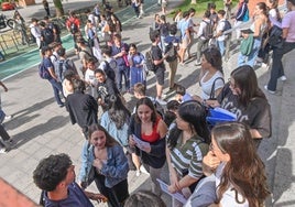 Alumnos tras el primer exámen de la EBAU