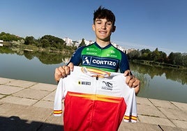 Daniel Cavia posa con el maillot de campéon de la Copa de España en Laguna de Duero.