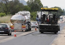 Obras de asfaltado en la N-122, entre Peñafiel y el límite con la provincia de Burgos.