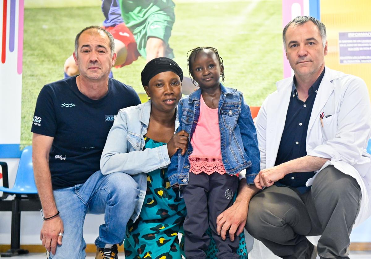 La pequeña Aminata con su madre, Kaddijatou, Óscar Pérez (Ayepu), a la izquierda, y José María Pradillos, en el Hospital Clínico