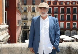 El escritor donostiarra Fernando Aramburo, en el balcón del Ayuntamiento antes de presentar su libro en el Círculo de Recreo.