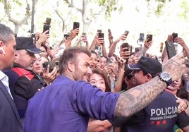 David Beckham haciéndose fotos con sus fans.