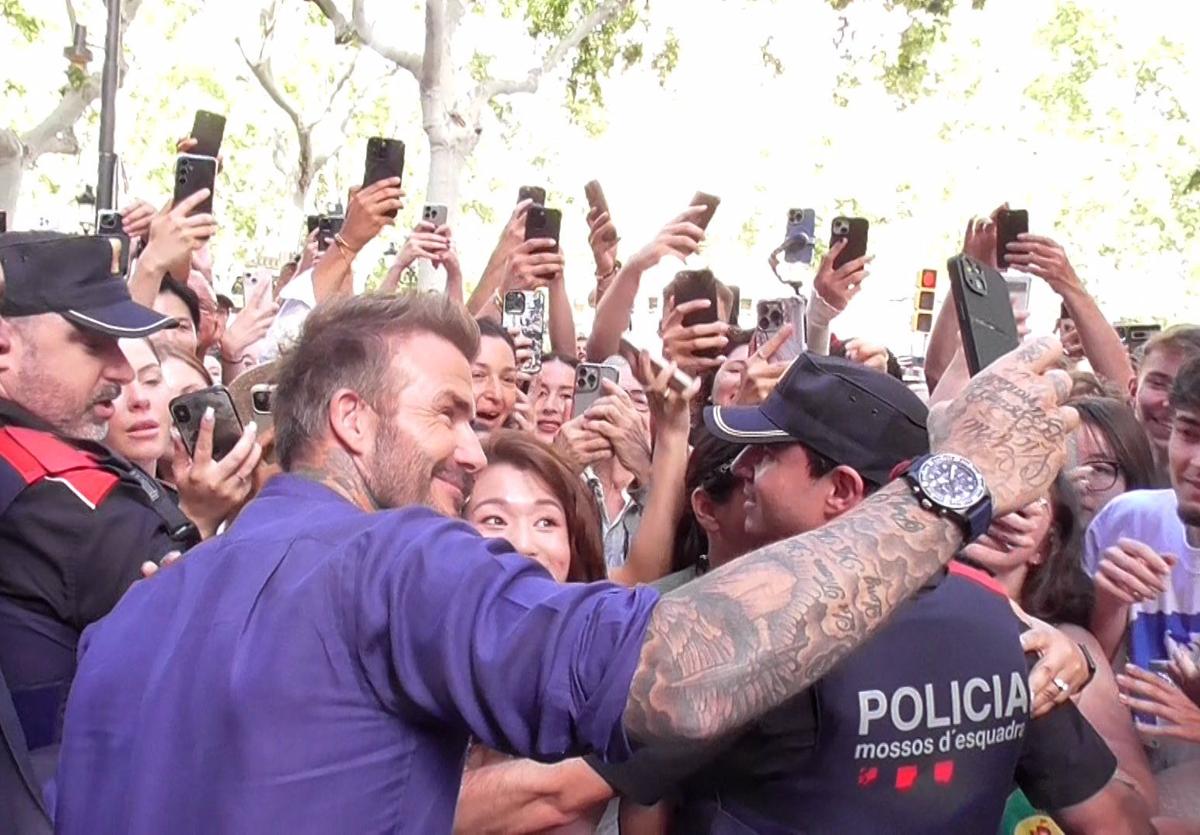 David Beckham haciéndose fotos con sus fans.