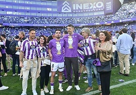 Pezzolano y Monchu celebran el ascenso a pie de césped, con la publicidad de Inexo al fondo.