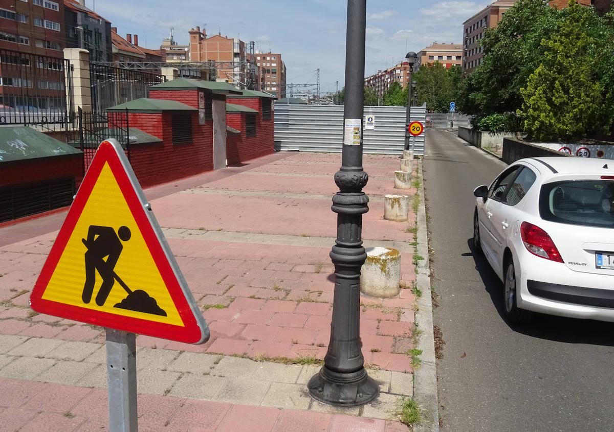 Imagen secundaria 1 - Arriba, corte en la calle Estación por las obras del paso subterráneo. Debajo, a la izquierda, el corte de la calle Guipúzcoa. A la derecha, obras del carril bici en Juan Carlos I.