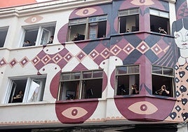 Los músicos de Beebrass tocan a través de las ventanas del edificio del Universonoro.