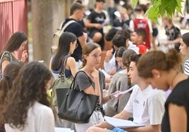 Los alumnos se agolpan para estudiar entre exámenes en el entorno del Aulario 'Campus Esgueva'.