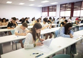 Los primeros alumnos entran en el Aulario 'Campus Esgueva', donde esta mañana han comenzado las pruebas de la EBAU.