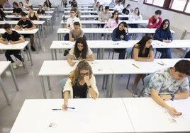 Varios alumnos durante el primer examen de la EBAU en el Aulario 'Campus Esgueva' de la Universidad de Valladolid.