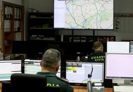 Agentes trabajan en las oficinas de la Comandancia de la Guardia Civil de Segovia.