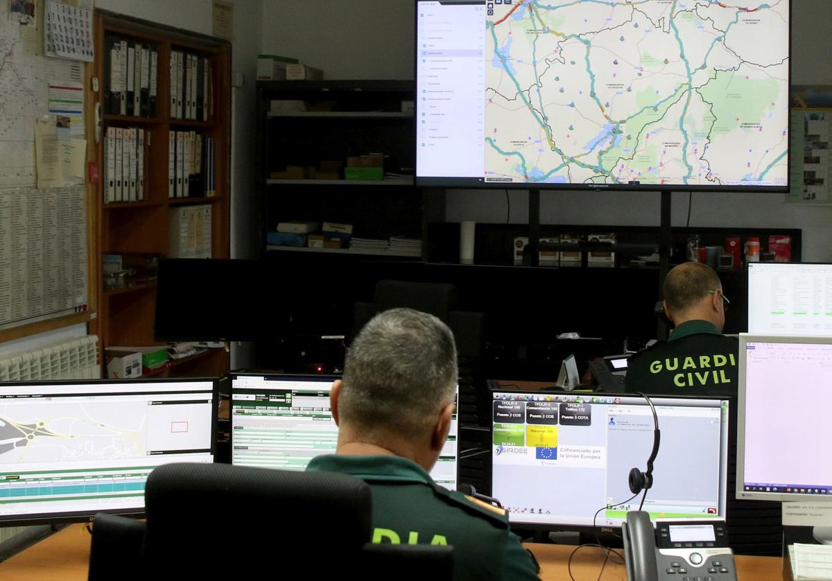 Agentes trabajan en las oficinas de la Comandancia de la Guardia Civil de Segovia.