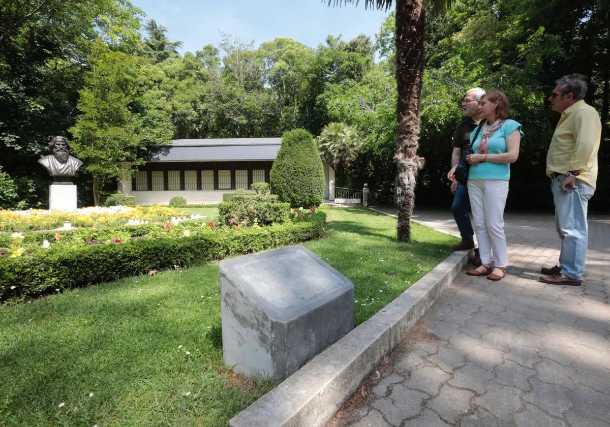 El monolito sin la placa, con el busto dedicado a Tagore, al fondo, en el Campo Grande.