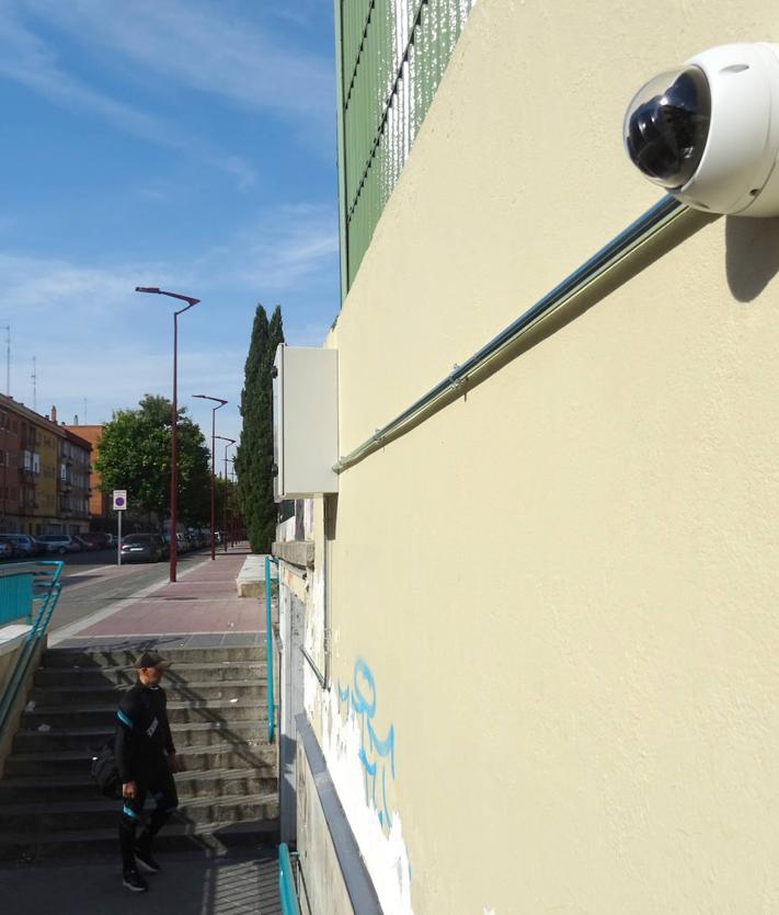 Imagen secundaria 2 - Cámaras de vigilancia en el paso de San Isidro (arriba y debajo, a la izquierda). A la derecha, cámara exterior del túnel de Pajarillos del lado de la calle Salud.