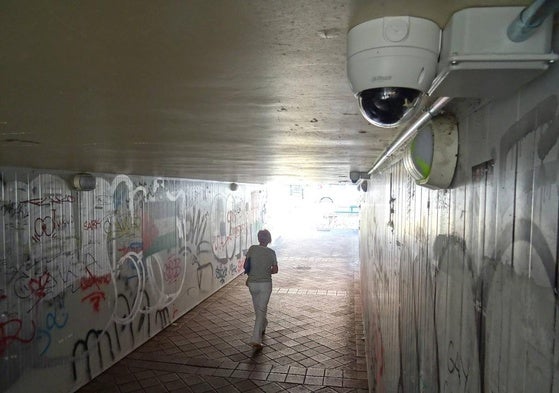 Cámara de videovigilancia instalada en el paso peatonal de Pajarillos, entre las calles Salud y Vía y Casasola (Vadillos).