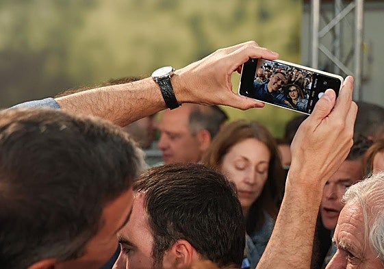 Pedro Sánchez se hace un selfi con una simpatizante socialista en Valladolid.
