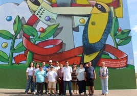 Colectivos participantes de Nava del Rey frente al mural de Manuel Sierra