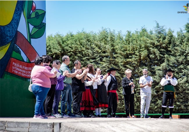 Representantes de los colectivos participantes durante el acto de inauguración