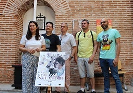 Miembros del jurado junto al cartel ganador del certamen