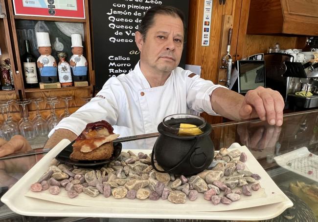 Teodoro Paniagua, de La Esquina de Pani, posa junto a Hechizo, tapa maridada con una queimada.