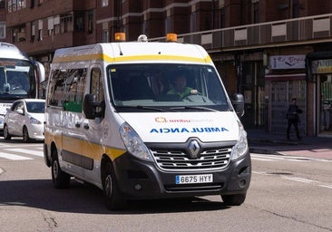 Un anciano espera más de cinco horas por una ambulancia tras el alta hospitalaria