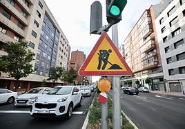 Señal de obras en el acceso al viaducto de Arco de Ladrillo.