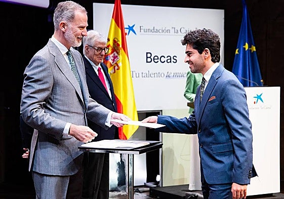 Javier Romualdo Pérez recibe la beca de manos del Rey.