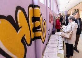 Electores esperan en los pasillos del colegio Cristóbal Colón, de Valladolid, en las elecciones del año pasado.