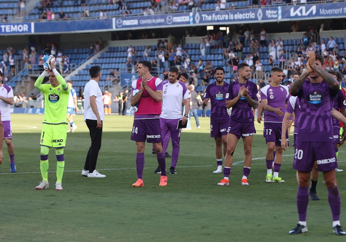 Jugadores del Real Valladolid aplauden trsa el último partido de Liga en Tenerife.