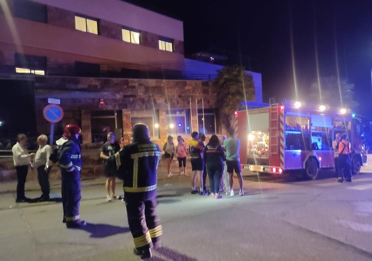 Bomberos y vecinos, a las puertas del centro de personas mayores Valdihuertos.