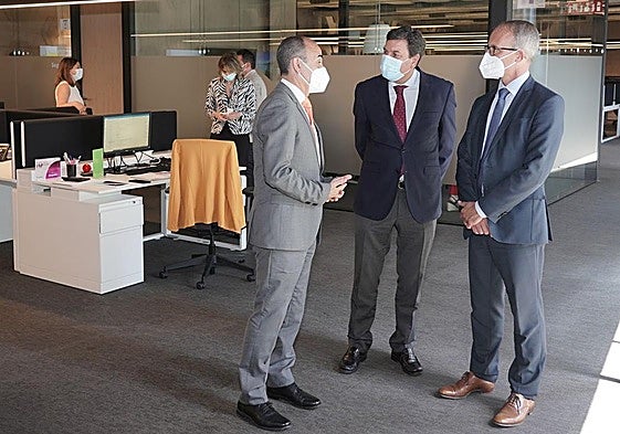 El consejero de Economía y Hacienda de la Junta, Carlos Fernández Carriedo (c), durante la visita que realizó a las instalaciones de Intrum en Valladolid en junio de 2021.