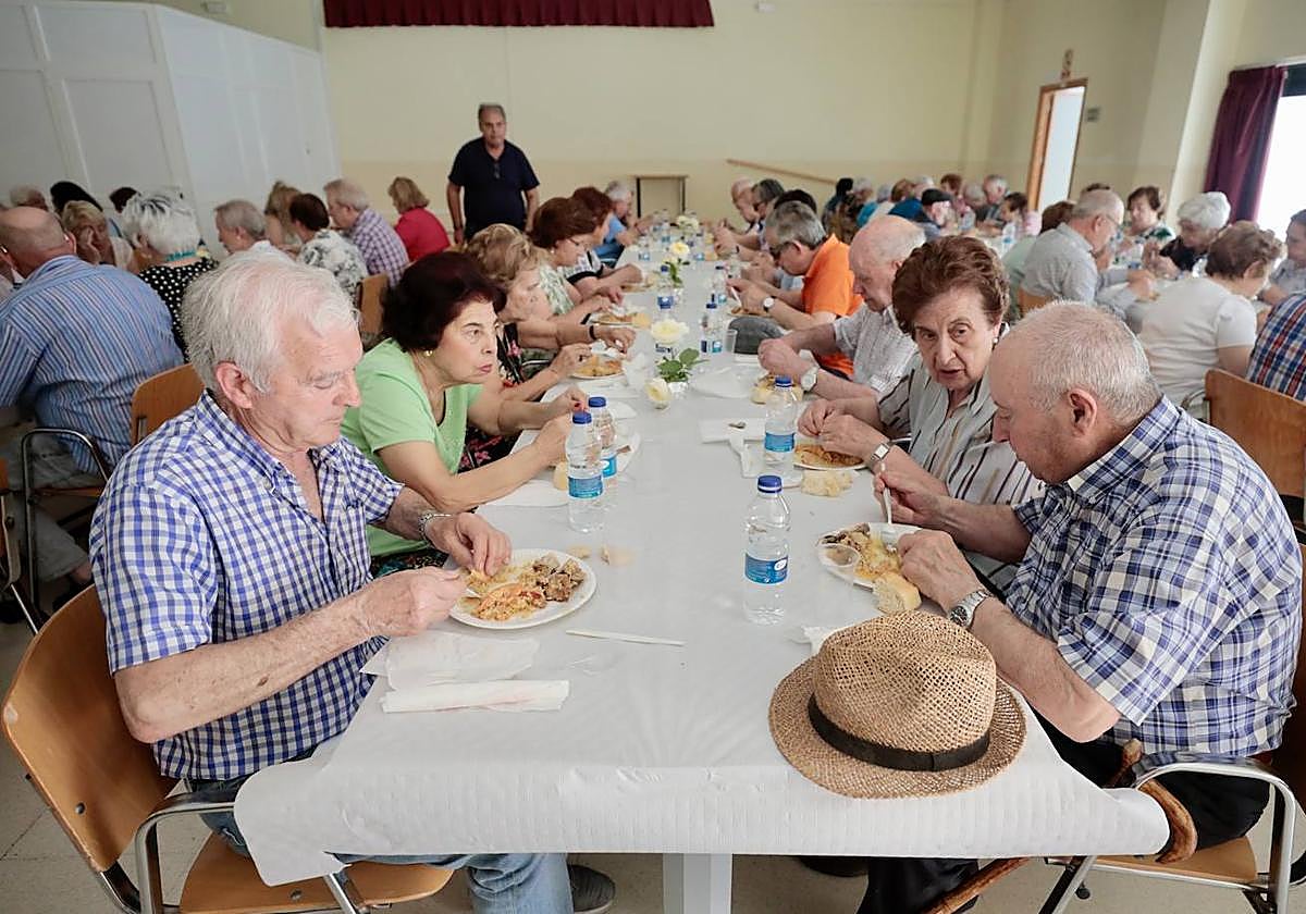 Los comensales, dando buena cuenta de la paella.
