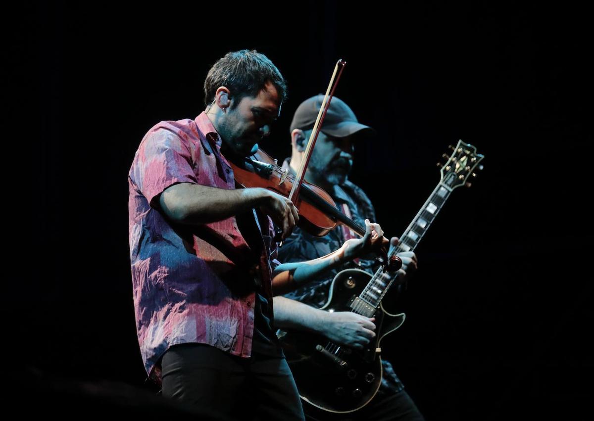 Imagen secundaria 1 - Imágenes del concierto de Robe en Valladolid