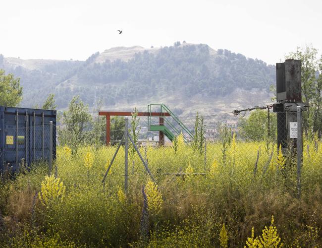 La zona de aterrizaje, junto a la ribera del Pisuerga, está llena de maleza y totalmente cercada.