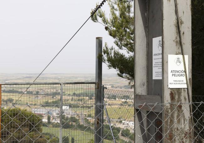 Zona de despegue de la tirolina, en Valdecastro.