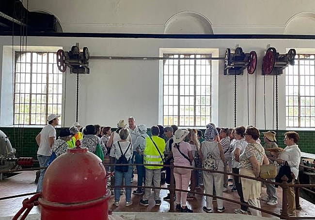 Participantes de las Aulas de Cultura durante su visita a la Antigua Fábrica de Villamarciel