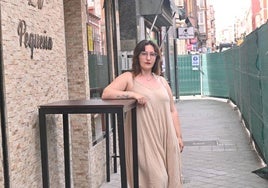 Tania Arcos, en la puerta de su bar tapado por las vallas de obra.