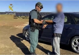 Momento de una de las detenciones efectuadas por la Guardia Civil.