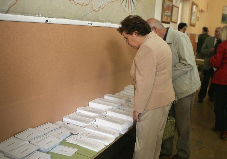 Imagen de archivo de personas eligiendo su voto