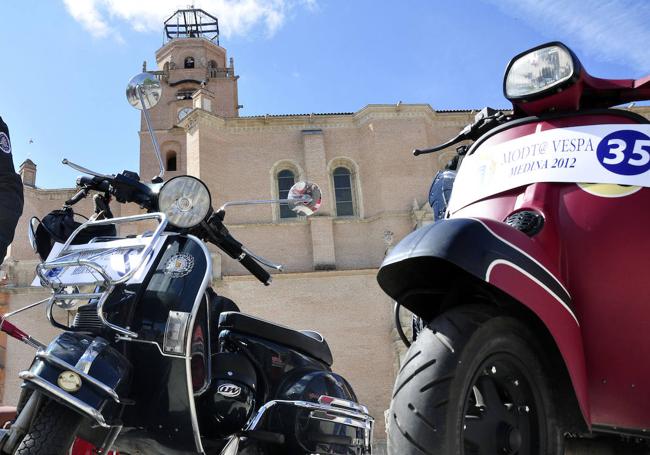 Vespas en la Plaza Mayor de la Hispanidad de Medina del Campo.