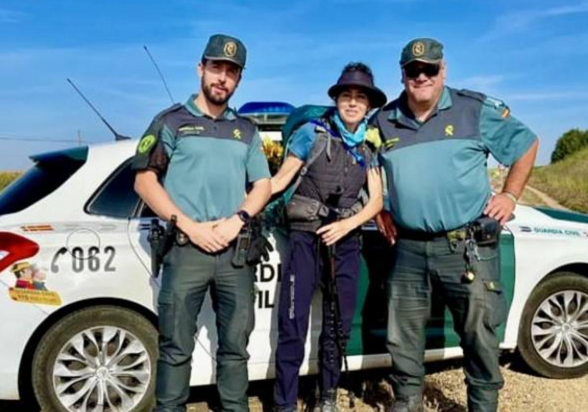 La peregrina estadounidense, con agentes de la Guardia Civil.