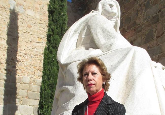 Teresa de Jesús González, ante la estatua de Santa Teresa en la Puerta del Alcázar de la muralla de Ávila.