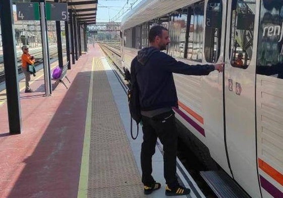 Un viajero sube en Valladolid a un cercanías hacia Palencia.