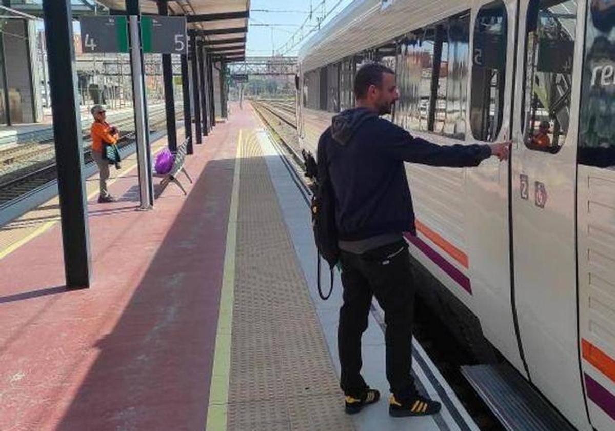 Un viajero sube en Valladolid a un cercanías hacia Palencia.