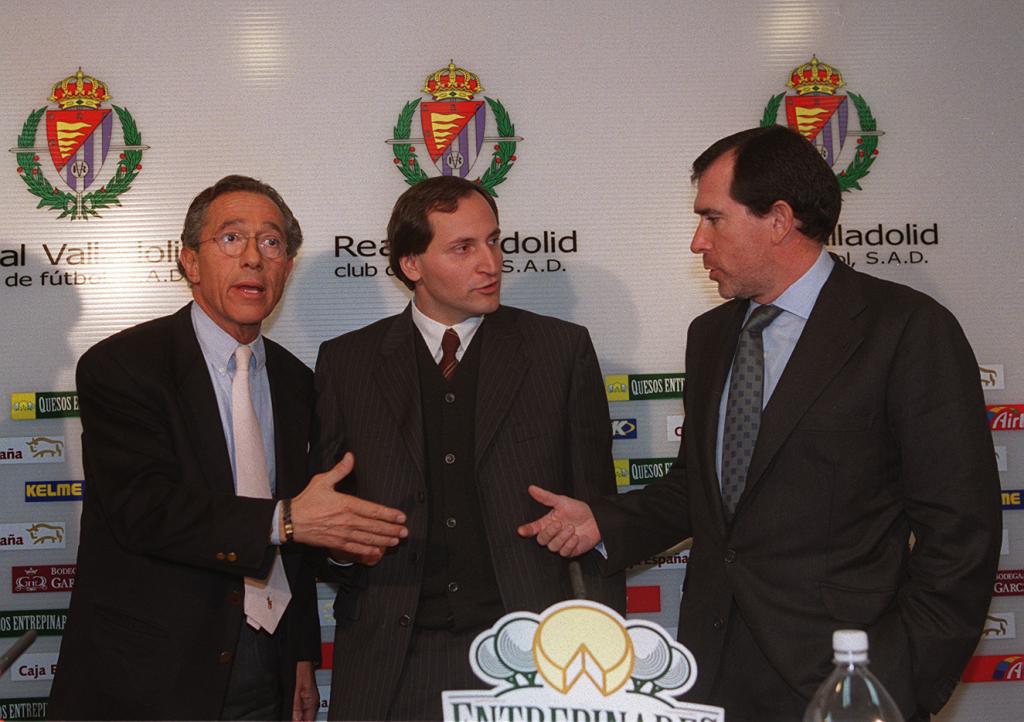 Ángel Fernández, entre Nacho Lewin (izquierda) y Rafael Martín, tras el anuncio de la venta del Real Valladolid en enero de 2000.