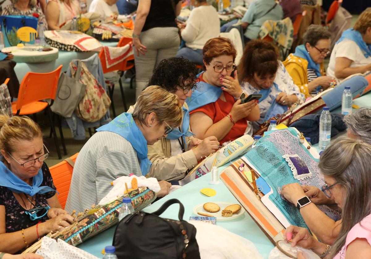 Multitud de mujeres practican el encaje de bolillos en el centro cívico de Nueva Segovia.