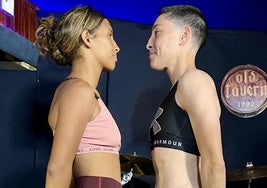 Roxana María Colmenarez e Isabel Rivero, cara a cara durante el pesaje.