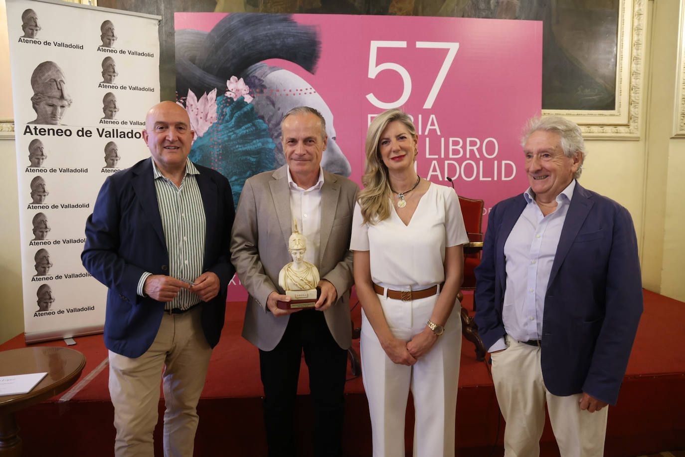 Luis Salvago, con el Premio Ateneo Ciudad de Valladolid, junto a Jesús Julio Carnero, Irene Carvajal y Celso Almuiña.